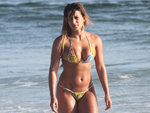 Luciene Caetano mostra corpão na praia; veja fotos do dia dos famosos